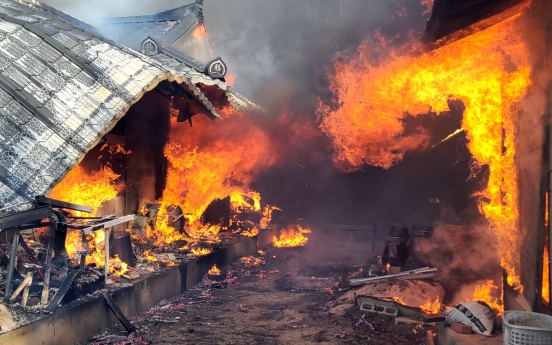 Strong winds hamper wildfire response in Gangneung