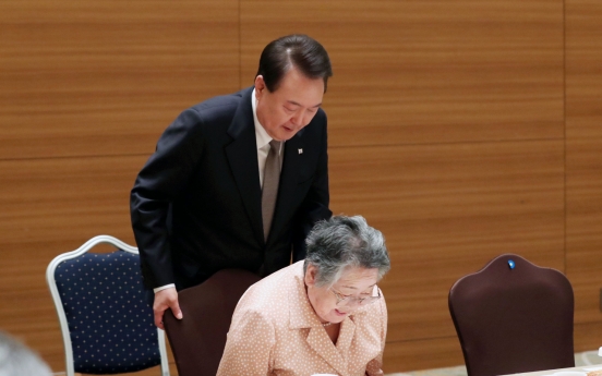 Yoon meets with Korean atomic bomb victims in Hiroshima