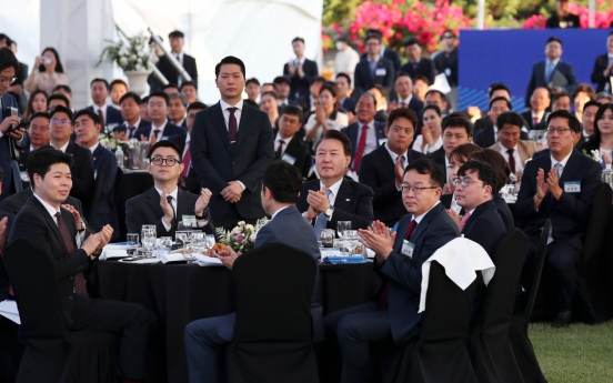 Yoon meets with businesspeople over 'chimaek'