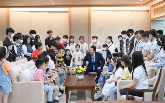 Yoon gives children tour of presidential office