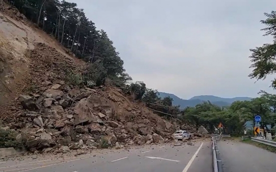 Landslide hits taxi in Jeongeup, but driver escapes unhurt