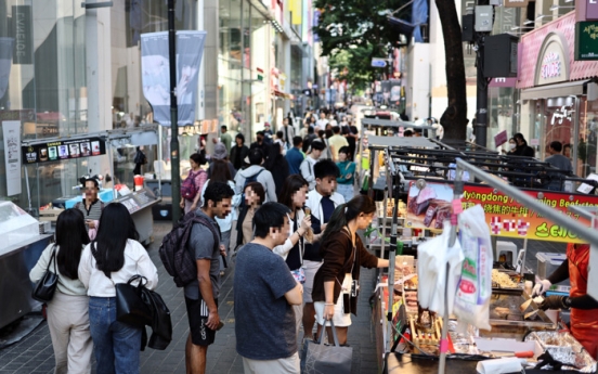 Mandatory price labels mulled for Myeong-dong street vendors