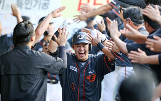 Sluggers old and young battle for home run crown; American starter leads ERA race in KBO