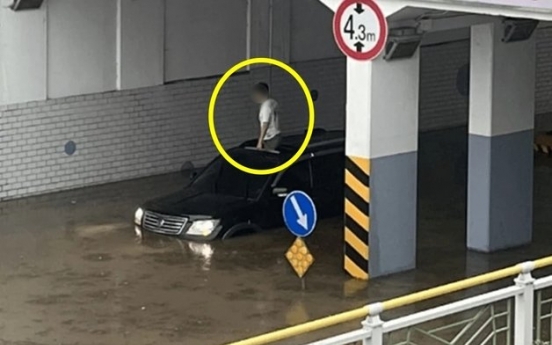 Man standing out of submerged car sunroof dubbed 'Sunroof Jwa'