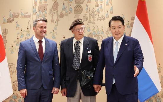 Yoon meets with Luxembourgish veteran of Korean War