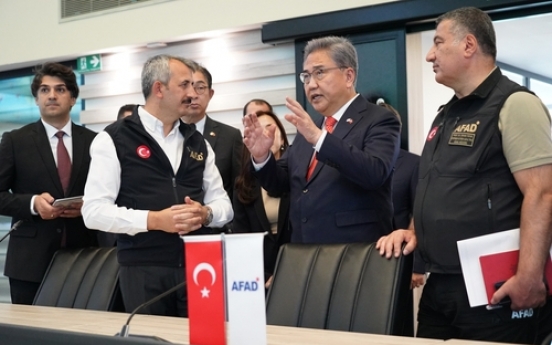 S. Korean FM discusses quake response with Turkish disaster relief chief