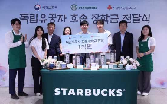 Starbucks Korea gives scholarships to patriots' descendants