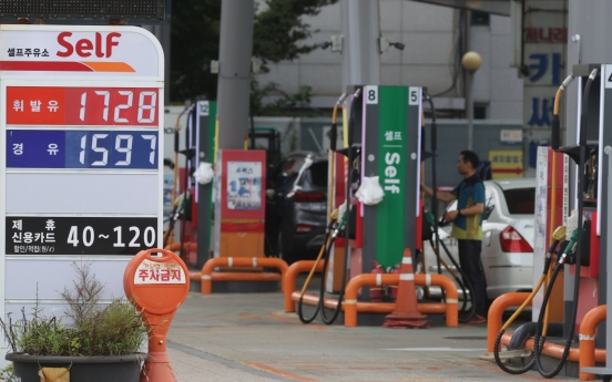 Gov't considers extending fuel tax cuts amid surging prices, high inflation