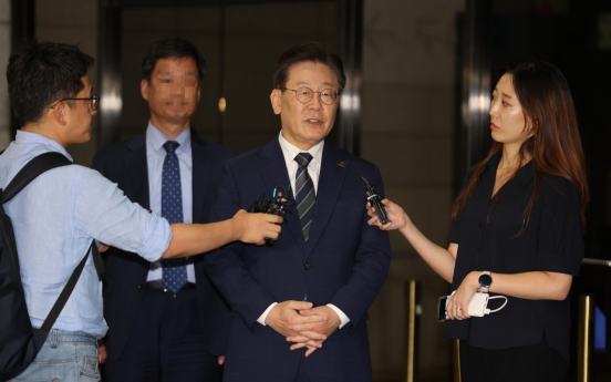 Opposition leader Lee returns home after 13-hr questioning over corruption scandal