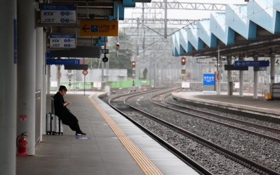 Trains operate at nearly 80 pct capacity on 3rd day of rail strike