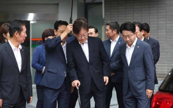 Opposition leader Lee attends arrest warrant hearing at Seoul court