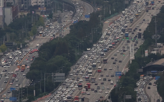 Traffic jam expected to ease late Thursday, 1st day of Chuseok holiday