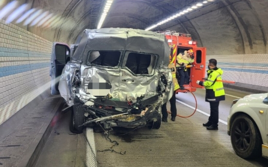 2 dead, 1 in cardiac arrest in bus-van crash inside tunnel in central region