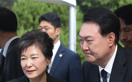 Yoon meets Park, honors father in gesture of conservative unity