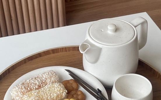 [Coffee Klatch] Unique mugwort tea latte paired with flower cakes, dango
