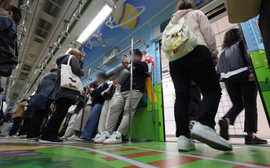 'Seatless car' expanded to Seoul Metro's Line 7