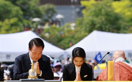 Yoon, first lady celebrate return of Buddhist relics after century