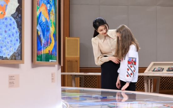 First lady attends exhibition by Ukrainian children