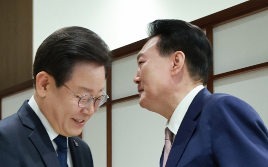 Yoon rejects Lee's proposal for pension reform talks