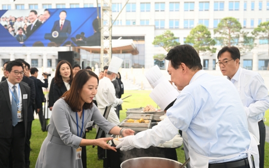 Yoon shares kimchi stew, omelet with reporters