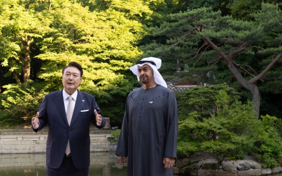 Yoon, UAE president stroll through palace, have dinner