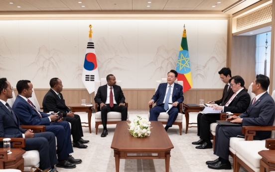 Yoon meets leaders of Tanzania, Ethiopia ahead of Korea-Africa Summit