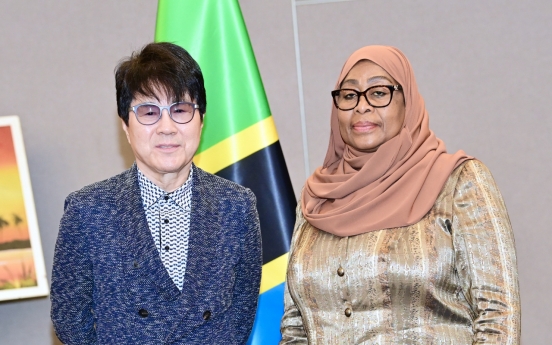 [Photo News] Tanzanian leader meets singer Cho Yong-pil