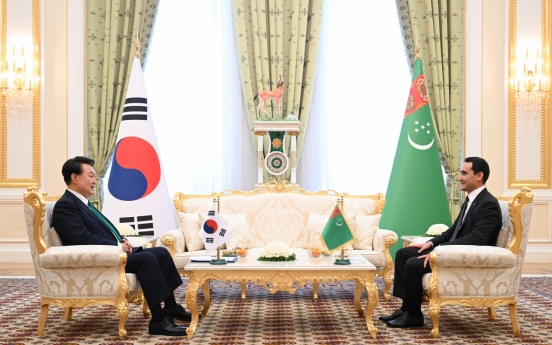 Yoon greeted in Turkmenistan with veal, Korean songs