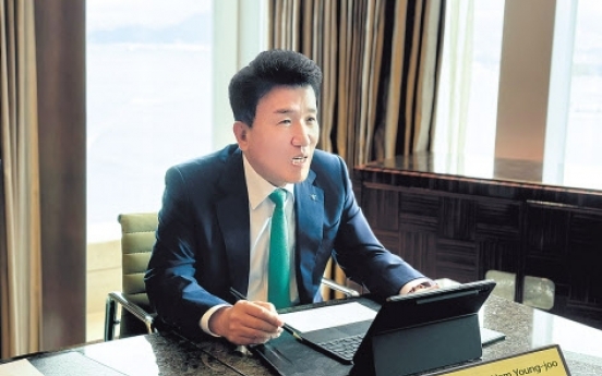 Hana Financial head pitches to global investors in Hong Kong