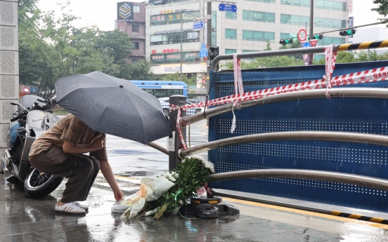 [From the Scene] Passersby, families mourn tragic deaths of 9 killed by wrong-way driver