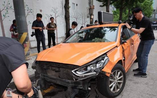 Taxi crashes into hospital in central Seoul, injuring 2