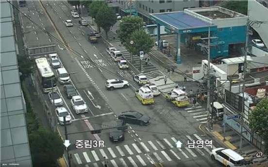 U-turning car hits pedestrians near Seoul Station; 2 injured