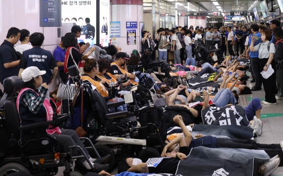 Seoul to remove outdated subway wheelchair lifts