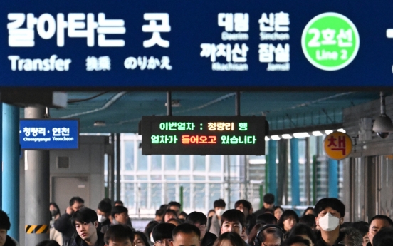 Crowded public transport, long commutes top stressors for Seoul, Gyeonggi workers: survey