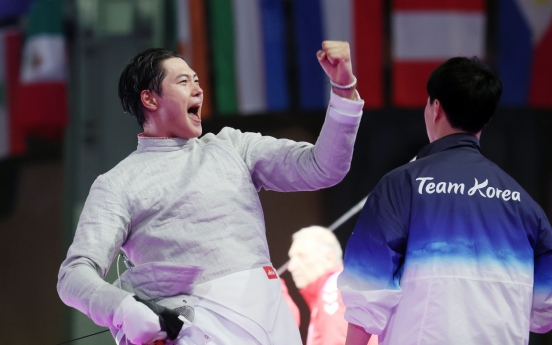 Fencer Oh Sang-uk wins fans over with looks, charm and classy actions