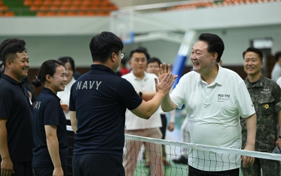 Yoon visits southern naval base during summer vacation