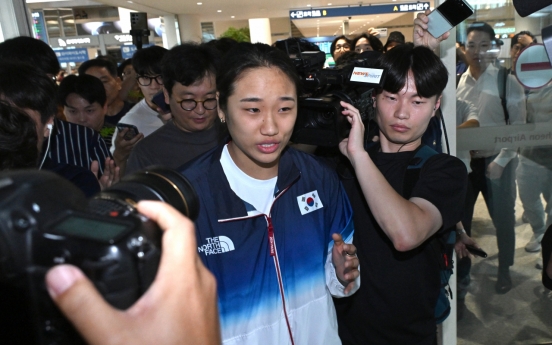 Badminton star An Se-young apologizes to fellow athletes for stealing spotlight