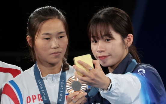 [Photo News] More photos of two Koreas' Olympians together