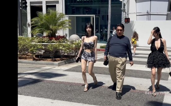 Hybe Chairman Bang spotted in LA with livestreamer Seyeon