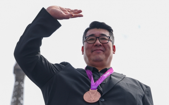 Retired weightlifter receives belated bronze medal in Paris ceremony