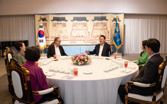 Yoon hosts dinner for former President Lee Myung-bak