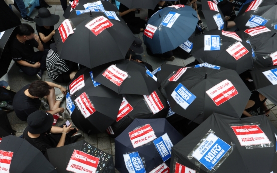 [Photo News] Black umbrella protest