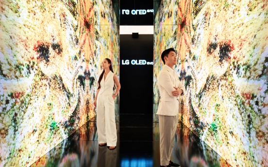 [Photo News] OLED lights up Vietnam