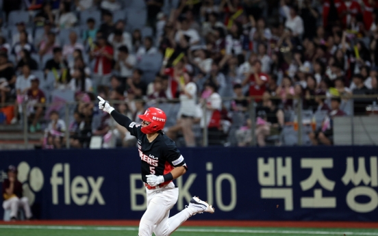 Tigers' Kim Do-yeong becomes youngest member of 30-30 club in KBO