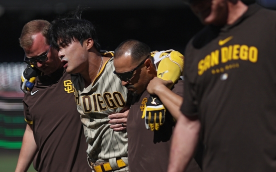 Padres' Kim Ha-seong leaves game with shoulder injury