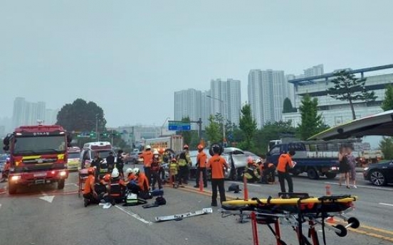 5 day laborers, including 3 Chinese nationals, killed in traffic accident