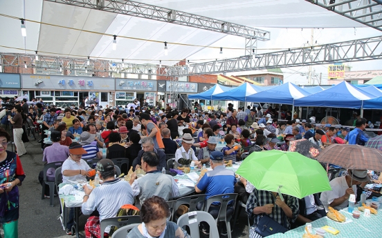 Busan entertains with seasonal fish, Dongnae mask dance