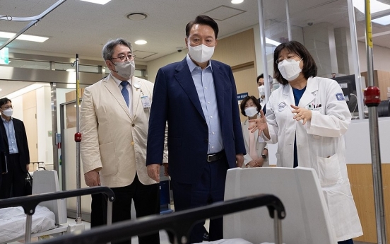 Yoon makes late night visit to hospital ER