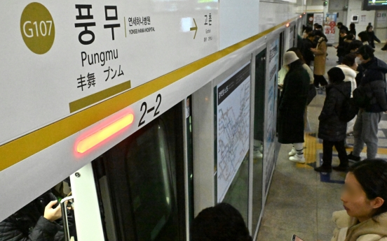 Seoul-Gimpo commuter line still jam-packed, despite expanded operation