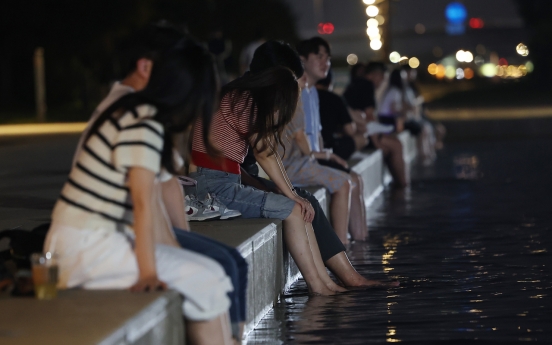 Unseasonably hot weather continues; Seoul hit by latest tropical night on record